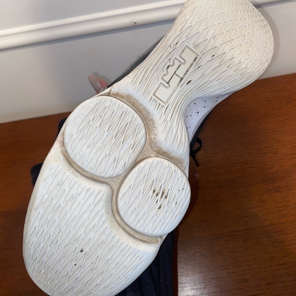 Nike Lebron Witness V5 -15/16 - Picture 2 of 8